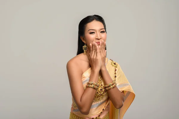 タイのドレスを着た美しいタイ人女性と幸せな笑顔 — ストック写真