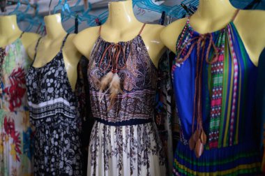 Dükkanda renkli kıyafetler, seçici odaklanma.