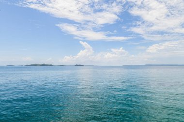 Deniz ve mavi gökyüzü