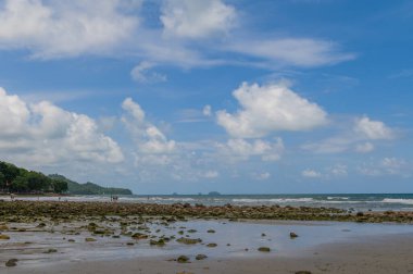 Taşlı ve mavi gökyüzü