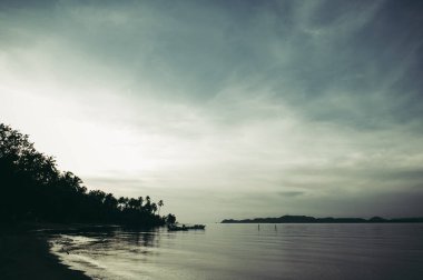 Akşamları deniz ve mavi gökyüzü