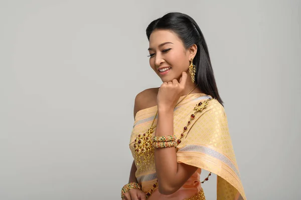 Hermosa Mujer Tailandesa Con Vestido Tailandés Una Sonrisa Feliz — Foto de Stock