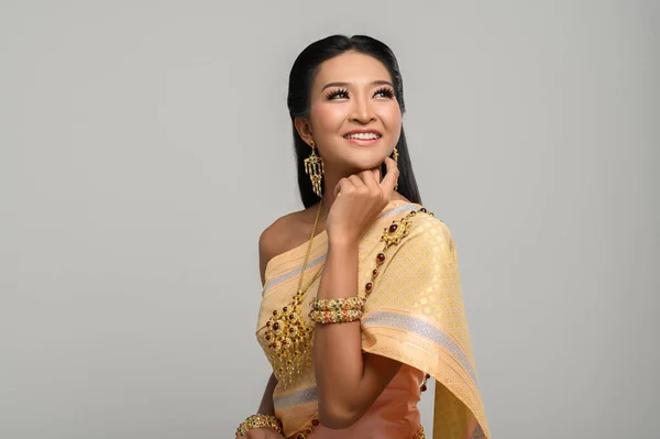Красивая Тайская Женщина Тайском Платье Счастливая Улыбка — стоковое фото