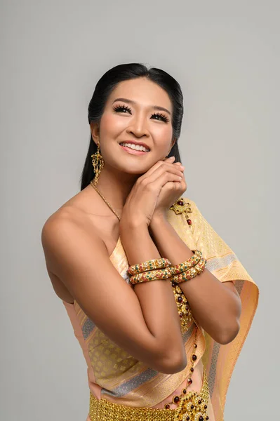 Taylandlı Güzel Bir Kadın Tayland Elbisesi Mutlu Bir Gülümseme Giyiyor — Stok fotoğraf