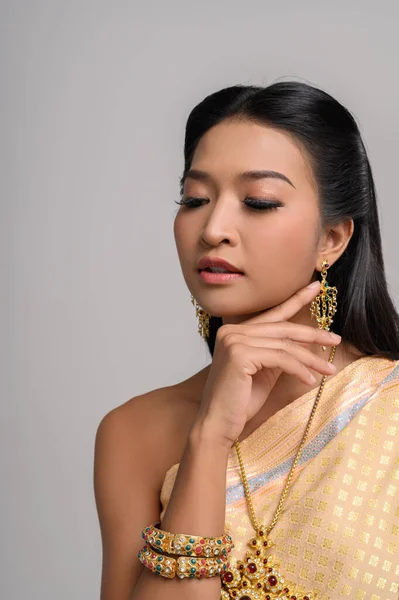 Ženy Sobě Thajské Oblečení Ruce Dotýkají Jejich Tváře — Stock fotografie