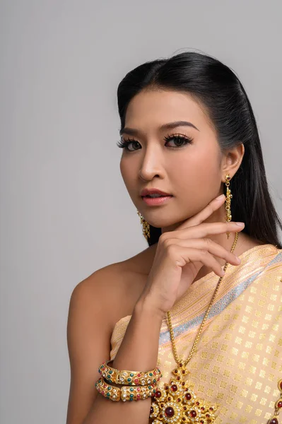 Жінки Тайському Одязі Руках Торкаються Їхніх Облич — стокове фото