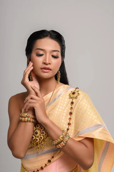 Vrouwen Met Thaise Kleren Handen Die Hun Gezicht Aanraken — Stockfoto