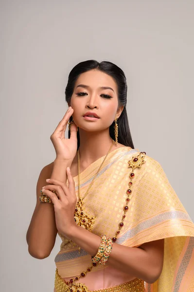 Les Femmes Portant Des Vêtements Thaïlandais Les Mains Touchant Leurs — Photo