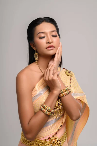 Kvinnor Thailändska Kläder Och Händer Som Rör Sina Ansikten — Stockfoto