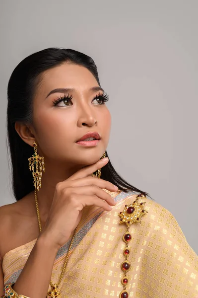 Schöne Thailänderin Trägt Ein Thai Kleid Und Schaut Nach Oben — Stockfoto