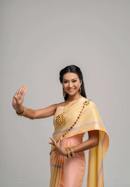 Mulher Tailandesa Bonita Usando Vestido Tailandês Dança Tailandesa — Fotografia de Stock