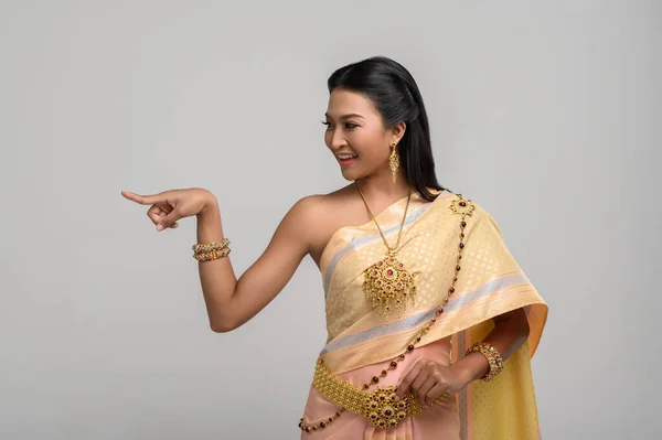 Mulheres Vestindo Trajes Tailandeses Que São Simbólicos Apontando Dedos — Fotografia de Stock