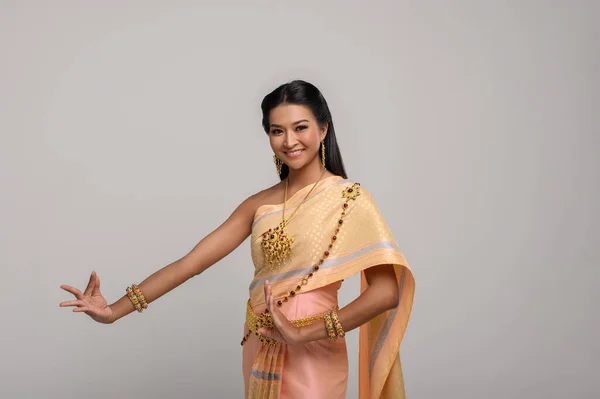 Belle Femme Thaïlandaise Portant Une Robe Thaïlandaise Danse Thaïlandaise — Photo