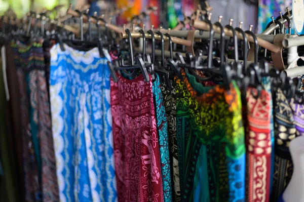 Färgglada Kläder Butiken Selektivt Fokus — Stockfoto