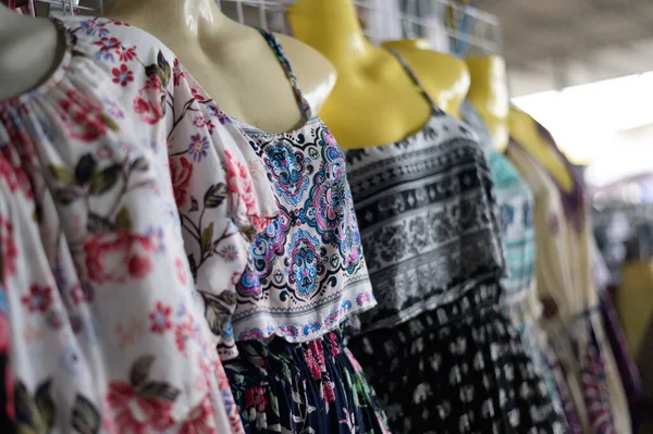 Färgglada Kläder Butiken Selektivt Fokus — Stockfoto