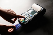 Platba kreditní kartou, nákup a prodej produktů a služeb, selektivní zaměření