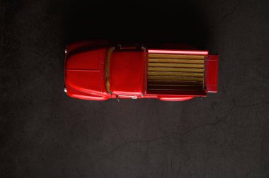 Siyah katta kırmızı pikap modeli var.