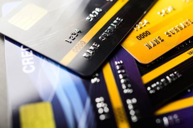 Yere yığılmış kredi kartları, seçici odaklanma