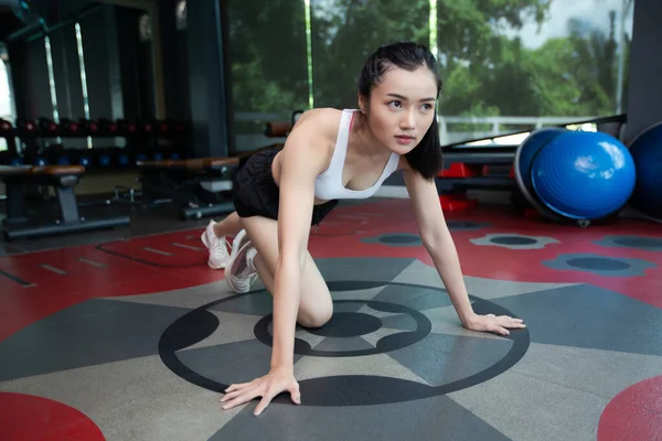 Young Women Warms Exercising Pushing Floor Bending His Knees Gym — Stock Photo, Image
