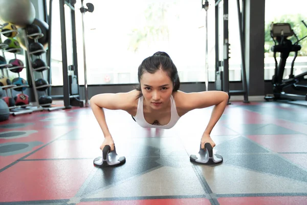 Donne Che Allenano Spingendo Pavimento Con Fitness Push Stand Palestra — Foto Stock