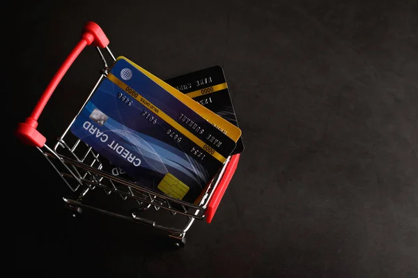 Cartão Crédito Colocado Carrinho Para Pagar Produto — Fotografia de Stock