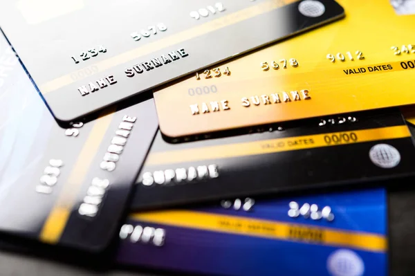 床に積み上げられているクレジットカード 選択的フォーカス — ストック写真