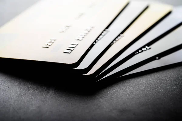 Πιστωτικές Κάρτες Που Στοιβάζονται Τακτοποιημένα Μαζί Επιλεκτική Εστίαση — Φωτογραφία Αρχείου