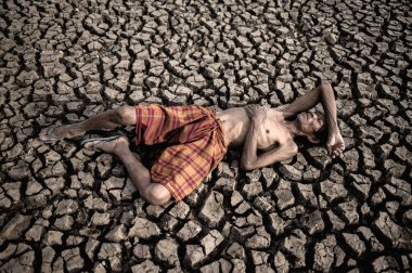 Yaşlı adamlar elleri ve alnının üstüne, kuru toprağa, küresel ısınmaya uzandılar..