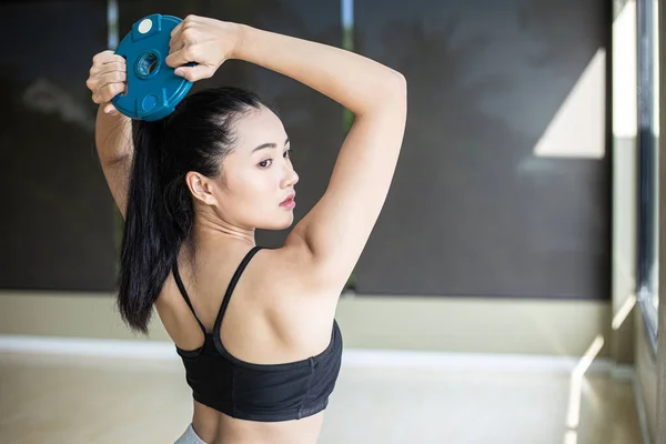 Mulheres Exercem Com Placas Peso Dumbbell Torção Para Costas — Fotografia de Stock