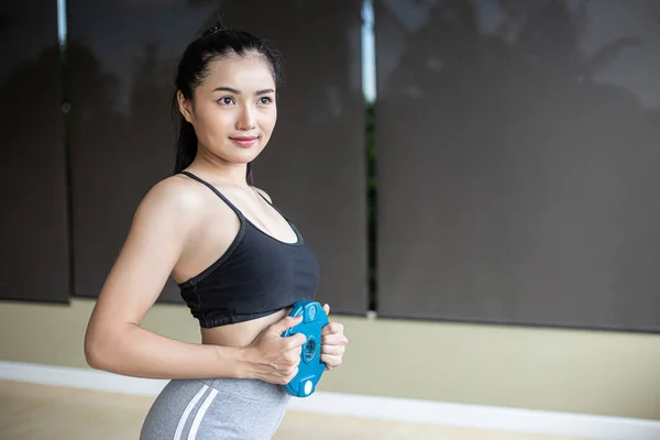 Mulheres Exercitam Com Placas Peso Dumbbell Abdômen — Fotografia de Stock