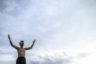 Çocuk yağmur, küresel ısınma ve su krizi için elini havaya kaldırdı.