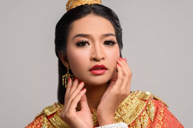 Tayland kıyafeti giyen ve ellerine dokunan kadınlar.