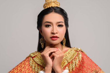 Tayland elbisesi giyen güzel Taylandlı kadın.