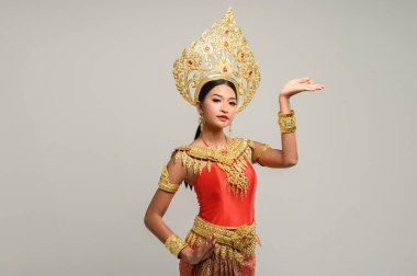 Tayland elbisesi ve Tayland dansı giymiş güzel bir Taylandlı kadın.