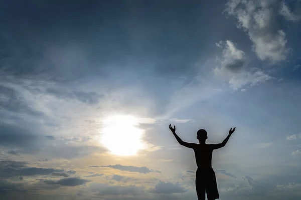 Jongen Stak Zijn Hand Lucht Regen Vragen Bij Zonsondergang — Stockfoto