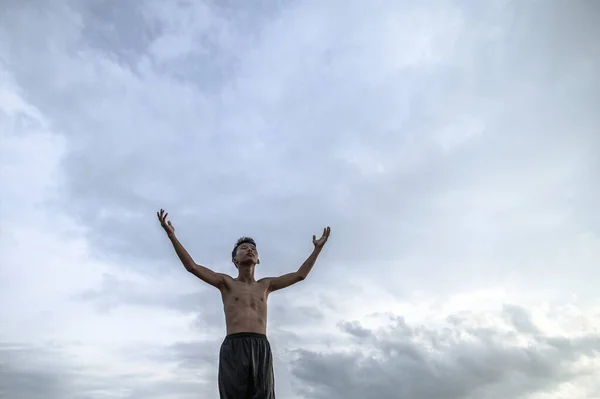 Menino Levantou Mão Para Céu Para Pedir Chuva Aquecimento Global — Fotografia de Stock