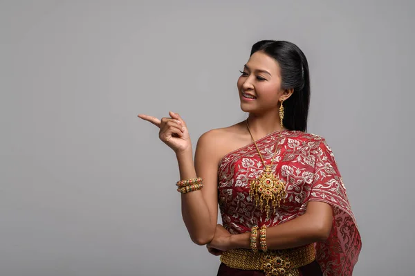 Vrouwen Thaise Kostuums Die Symbolisch Zijn Wijzende Vingers — Stockfoto