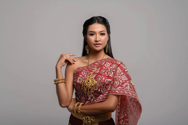 Όμορφη Ταϊλανδέζα Που Φοράει Ταϊλανδέζικο Φόρεμα — Φωτογραφία Αρχείου