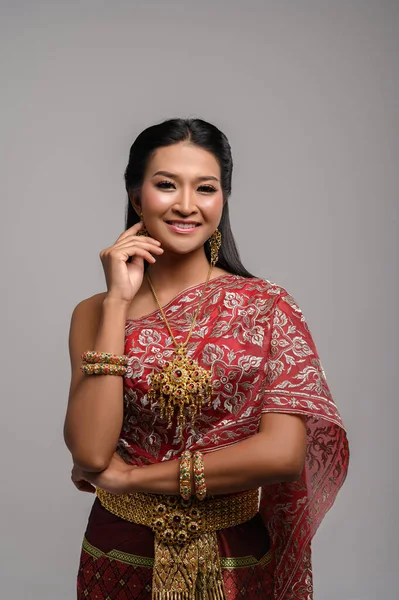 Schöne Thailänderin Einem Thailändischen Kleid Und Einem Glücklichen Lächeln — Stockfoto