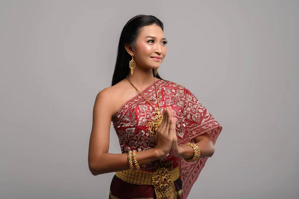 Γυναίκες Που Φορούν Ταϊλανδέζικα Ρούχα Που Δίνουν Σεβασμό Σύμβολο Sawasdee — Φωτογραφία Αρχείου