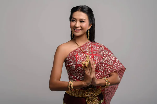 女人们穿着泰国服表示敬意 萨瓦迪象征着 — 图库照片