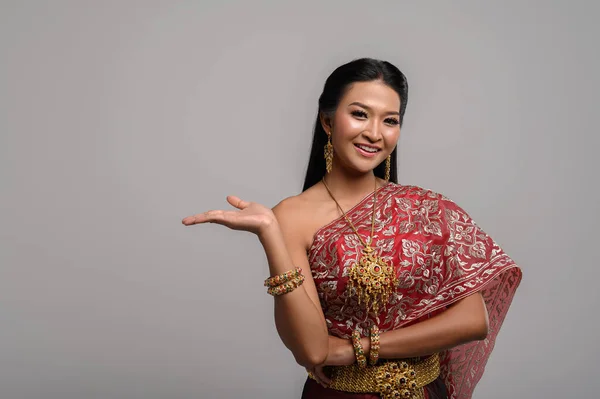 Belle Femme Thaïlandaise Portant Une Robe Thaïlandaise Sourire Heureux — Photo
