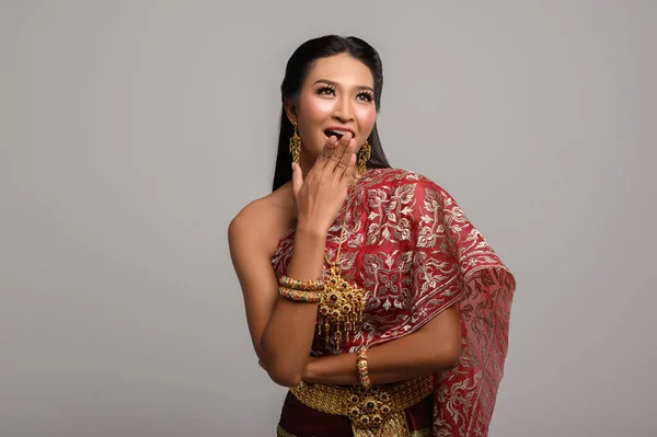 Kobieta Tajskiej Sukience Która Stworzyła Symbol Dłoni — Zdjęcie stockowe