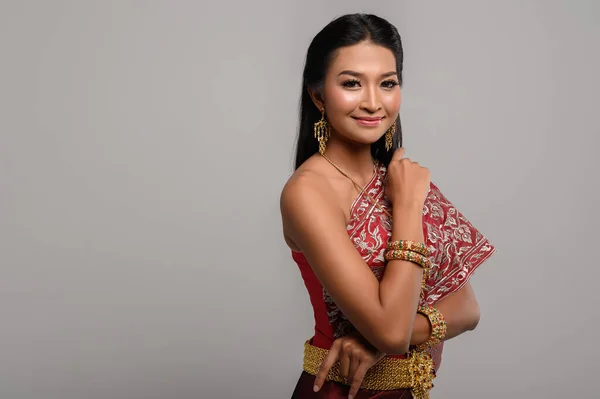 Mooie Thaise Vrouw Met Een Thaise Jurk Een Vrolijke Glimlach — Stockfoto
