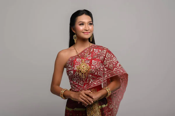 Schöne Thailänderin Einem Thailändischen Kleid Und Einem Glücklichen Lächeln — Stockfoto