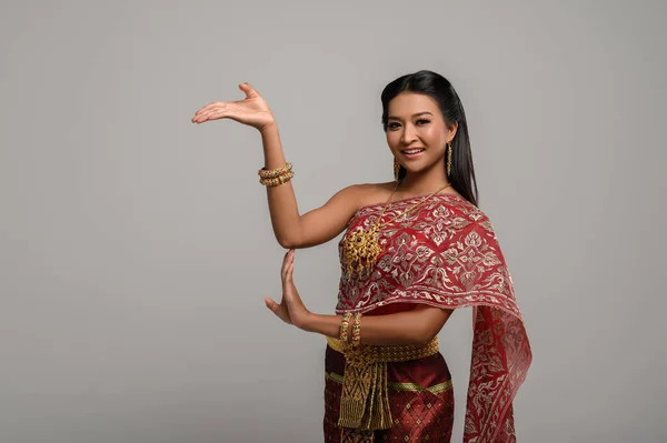 Mulher Tailandesa Bonita Usando Vestido Tailandês Dança Tailandesa — Fotografia de Stock