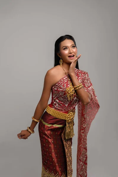 Taylandlı Güzel Bir Kadın Tayland Elbisesi Giyip Tepeye Bakıyor — Stok fotoğraf
