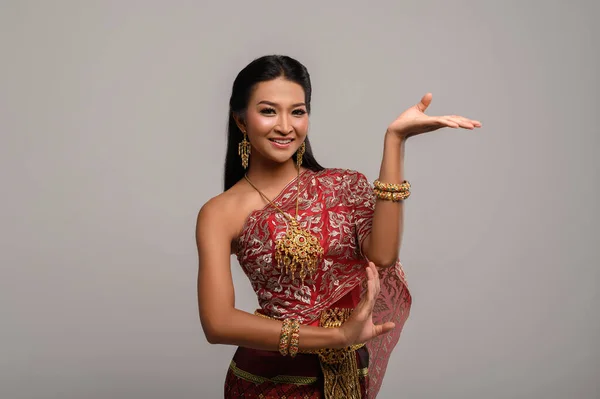 Όμορφη Ταϊλανδέζα Που Φοράει Ταϊλανδέζικο Φόρεμα Και Ταϊλανδέζικο — Φωτογραφία Αρχείου