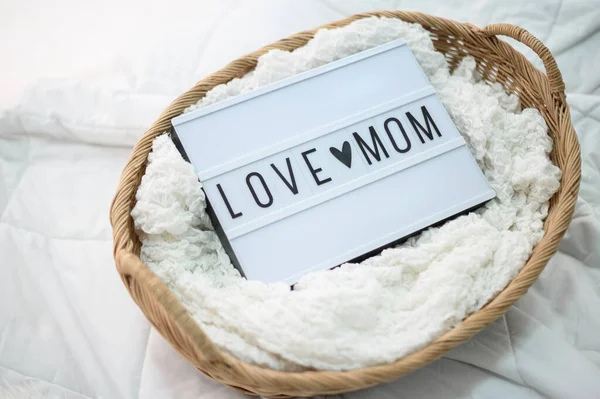 Cesta Madeira Com Tecido Mãe Sinal Amor — Fotografia de Stock