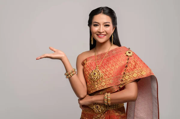 Mooie Thaise Vrouw Met Een Thaise Jurk Een Vrolijke Glimlach — Stockfoto